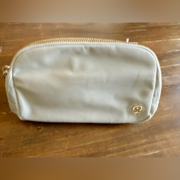 Lululemon Everywhere Belt Bag 1L Wordmark Vapor/Gold/White Designed Casual New - Picture 7 of 12